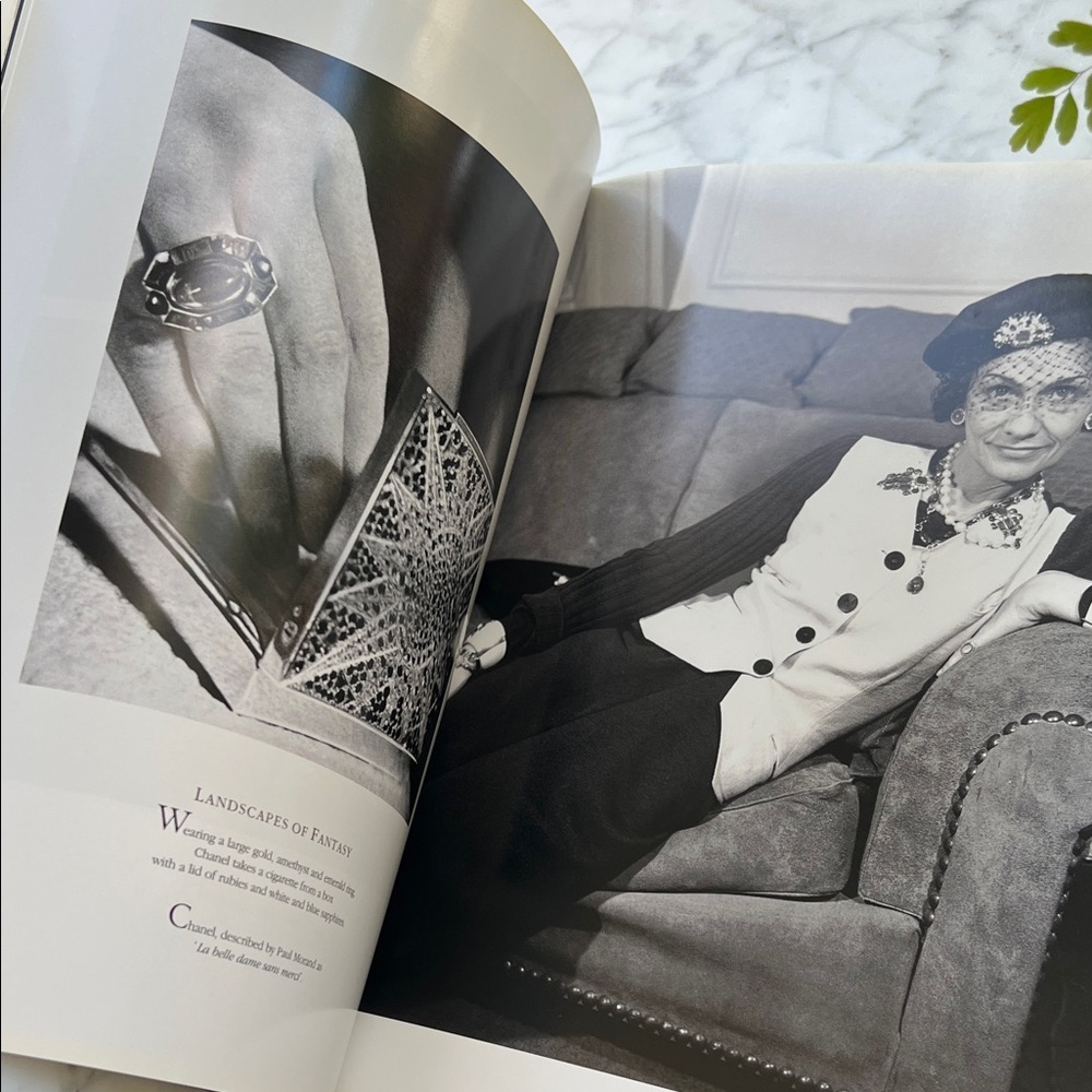 CHANEL Jewelry Book with Silver Star Design - Picture 6 of 10